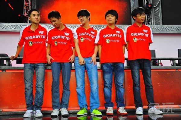 老WE队员重聚首 若风:谁能帮我P个草莓上去_